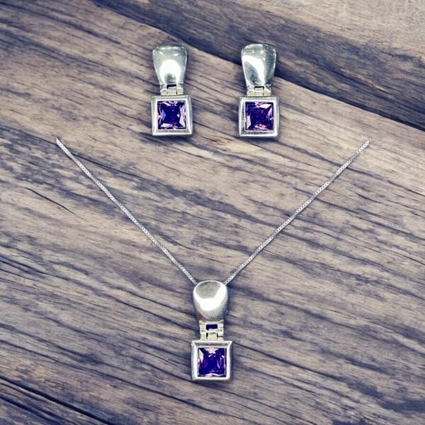 CONJUNTO DE PLATA FINA CON CIRCON CUADRADO LILA