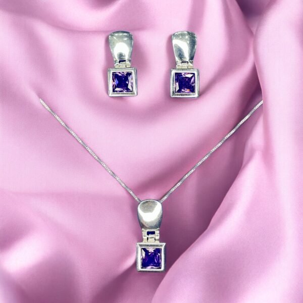CONJUNTO DE PLATA FINA CON CIRCON CUADRADO LILA