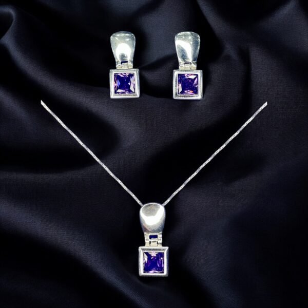 CONJUNTO DE PLATA FINA CON CIRCON CUADRADO LILA