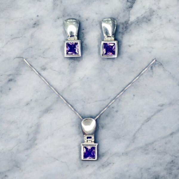 CONJUNTO DE PLATA FINA CON CIRCON CUADRADO LILA