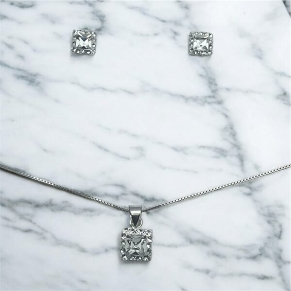 CONJUNTO DE PLATA FINA CON CIRCON Y CRISTAL CUADRADO BLANCO