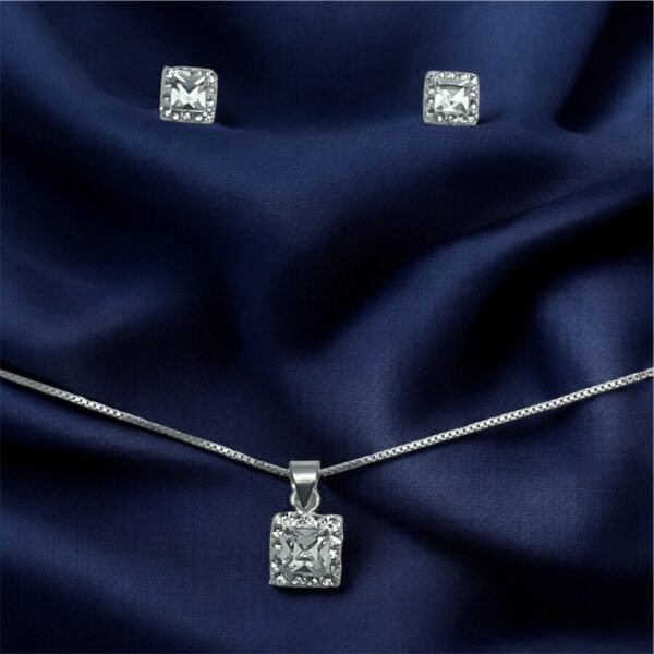 CONJUNTO DE PLATA FINA CON CIRCON Y CRISTAL CUADRADO BLANCO